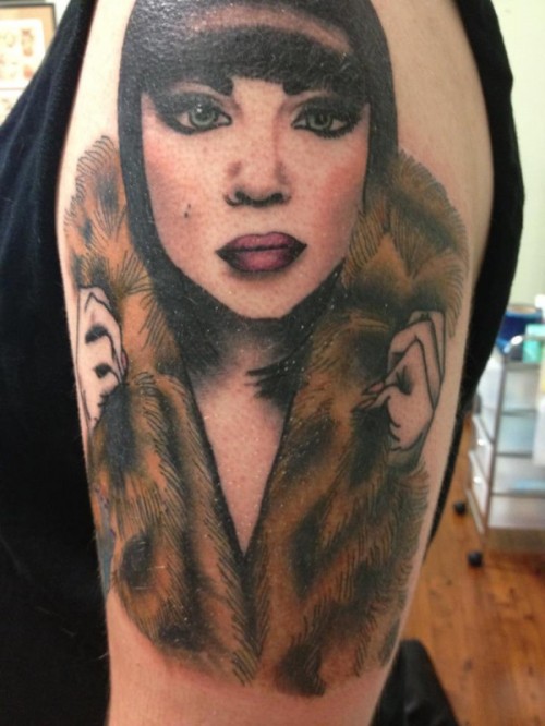 Un fan se fait tatouer le portrait de Jessie J sur le bras