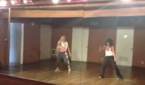 HOT: Vanessa Hudgens et Ashley Tisdale dansent sur « Run the World »