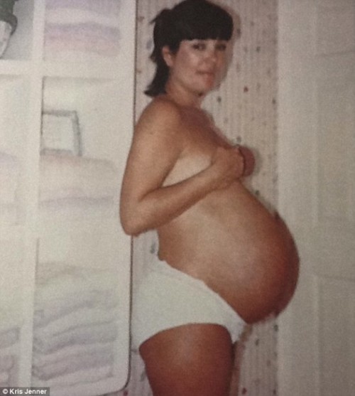 La mère de Kim Kardashian nue et enceinte sur Twitter