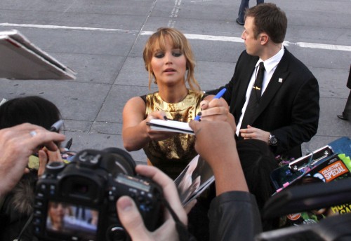 The Hunger Games - Les acteurs signent des autographes aux fans à la première