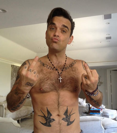 Robbie Williams n'est pas gros et le prouve en se déshabillant sur Twitter