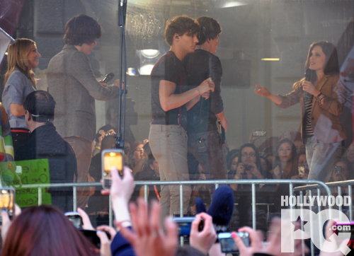 One Direction à MusiquePlus - 3 000 fans devant les studios