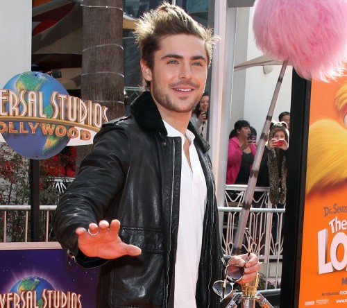 Zac Efron a bien échappé un condom sur le tapis rouge de The Lorax