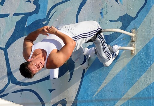 Mark Wahlberg fait des sit-ups sur le toit d'un gym
