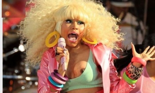 Nicki Minaj s'excuse d'avoir laissé échapper un sein à Good Morning America