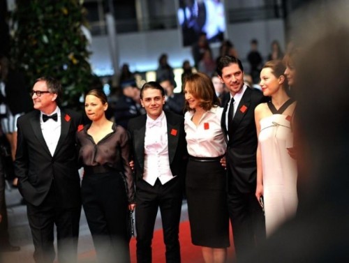 En plus d'arborer le carré rouge à Cannes, Suzanne Clément a porté un chandail complètement transparent. 