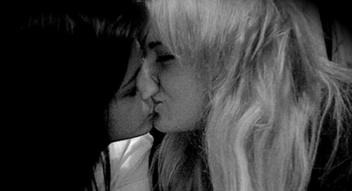 Selena Gomez embrasse une fille