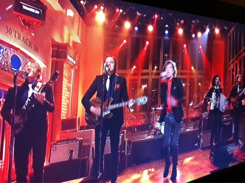 Arcade Fire porte le carré rouge à SNL