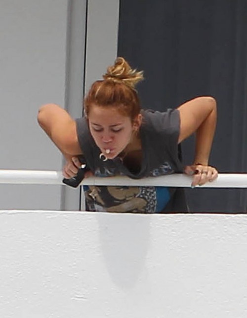 Miley Cyrus crache du haut de son balcon d'hôtel à Miami