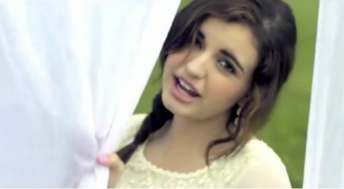 Rebecca Black lance le vidéoclip de Sing It
