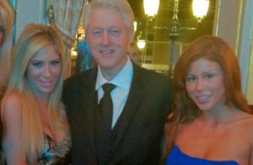 Bill Clinton pose avec deux stars du porno