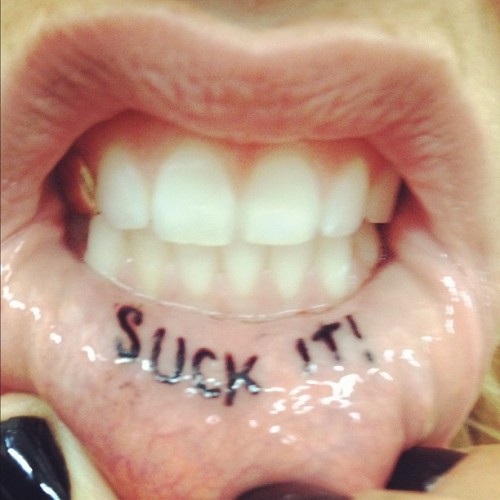 Le nouveau tatouage de Ke$ha - Suck it