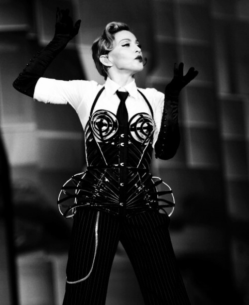 Lourdes Leon pose avec le corset conique de Madonna