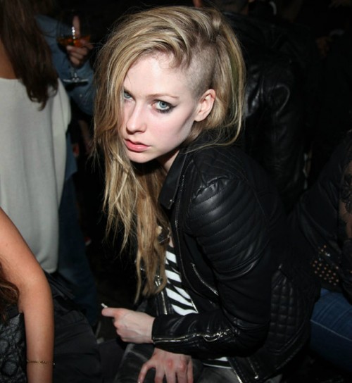 Avril Lavigne se rase la moitié de la tête