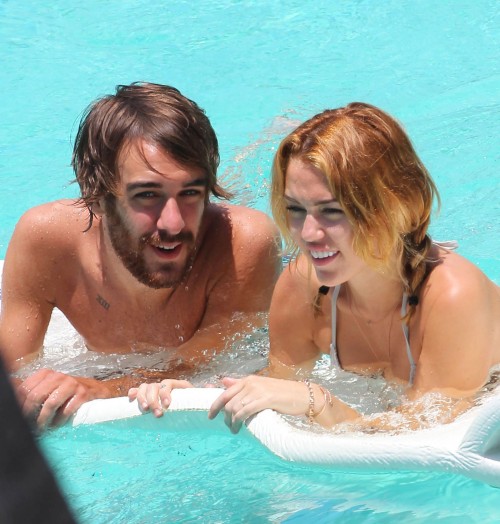 Miley Cyrus profite du beau temps à la piscine
