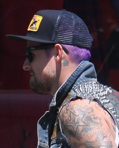 Joel Madden se teint les cheveux en mauve