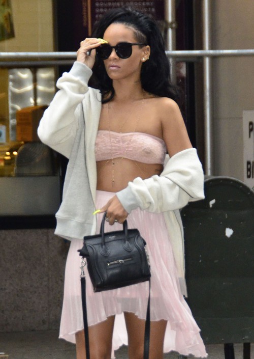 Rihanna très peu vêtue à New York