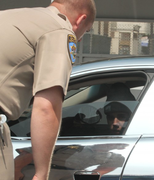 Justin Bieber se fait arrêter par la police pour vitesse dans sa Fisker Karma chromé