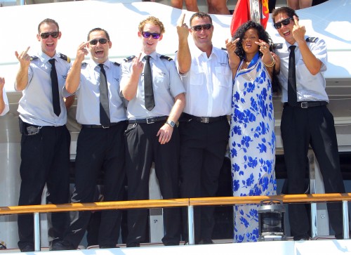 Rihanna fait des doigts d'honneur à bord du yatch Latitude en France