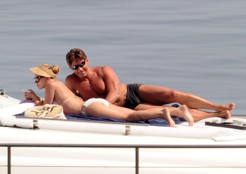 Scarlett Johansson est HOT en bikini sur un yatch en Italie
