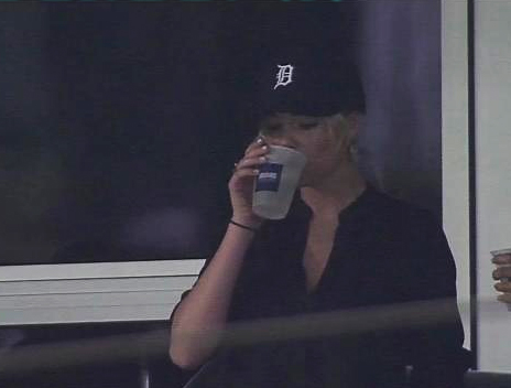 Kate Upton boit de l'alcool à une partie de baseball