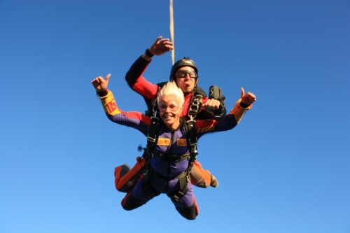 Brigitte Boisjoli saute en parachute