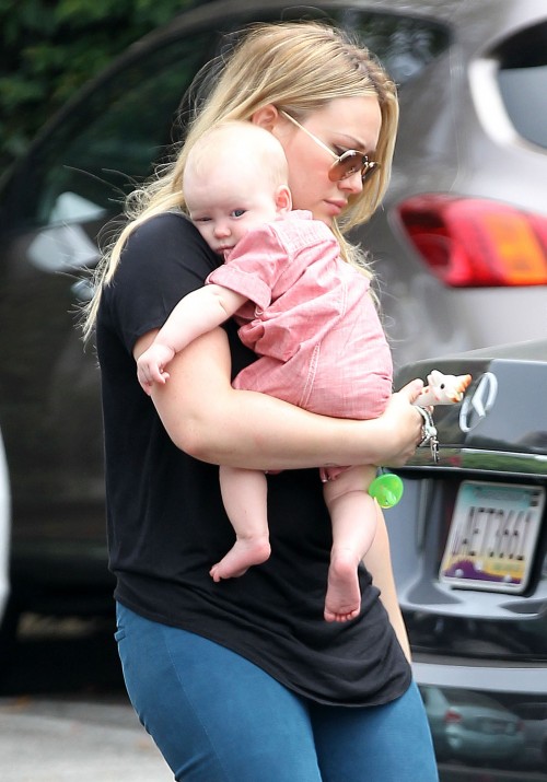 Hilary Duff et son bébé Luca Cruz Comrie magasine à Santa Monica