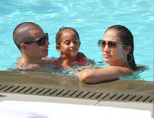 Jennifer Lopez et Casper Smart se détendent à la piscine avec les enfants