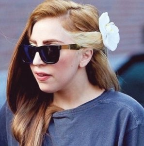 Lady Gaga se teint les cheveux bruns Louis Vuitton