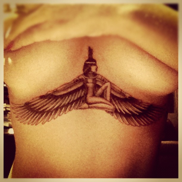 Rihanna a un nouveau tatouage sous ses seins