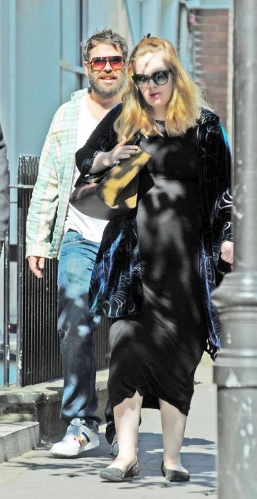 Adele enceinte - Son ventre arrondi en photo