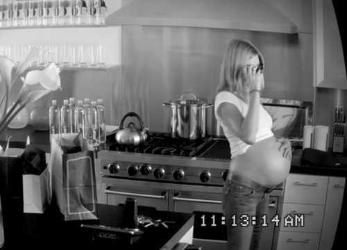 Jennifer Aniston enceinte dans une publicité de Smartwater