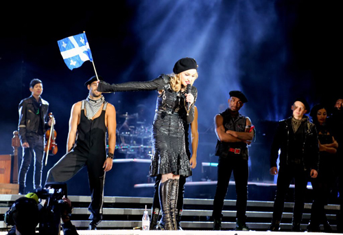 Madonna sur les plaines d'Abraham avec le drapeau du Québec