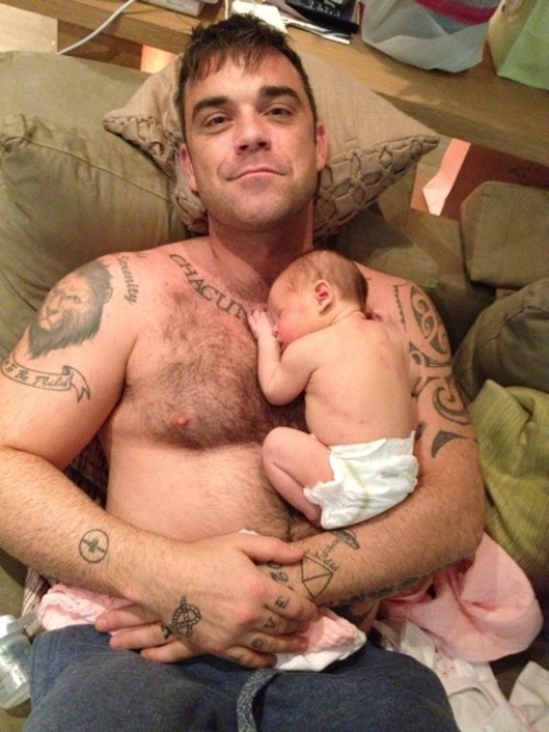 Robbie Williams publie une photo de sa fille de deux jours sur son site Web