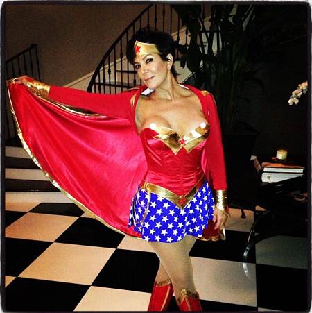 Kris Jenner en costume de Wonderwoman laisse échapper un nip slip