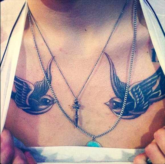 Harry Styles a un nouveau tatouage sur la poitrine