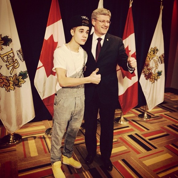 Justin Bieber reçoit une médaille du jubilé de diamant par Stephen Harper