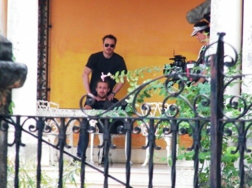Michael Fassbender fait un massage à Ryan Gosling