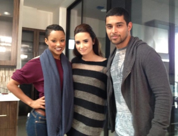 Wilmer Valderrama visite Demi Lovato sur le plateau de X Factor