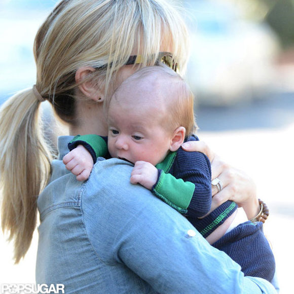 Reese Witherspoon prend une marche avec son nouveau bébé Tennessee James