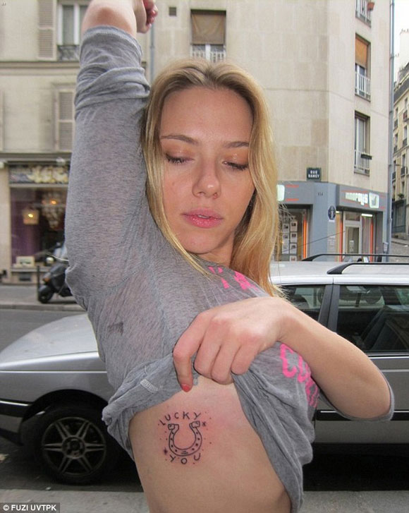 Scarlett Johansson a un nouveau tatouage