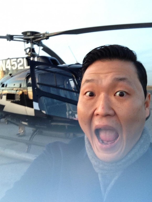 Psy s'excuse pour ses propos anti-américains et chante pour Obama
