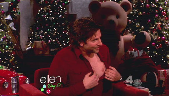 Bradley Cooper montre ses cinq mamelons à Ellen DeGeneres