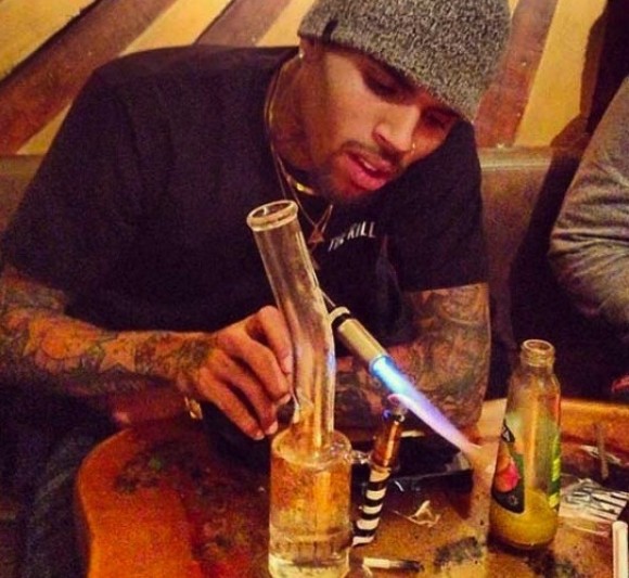Chris Brown s'excuse pour ses photos où il fume de la marijuana