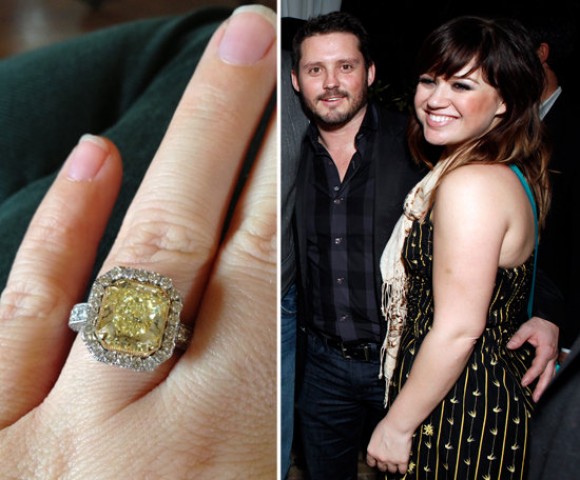 Kelly Clarkson a une énorme bague de fiançailles au doigt