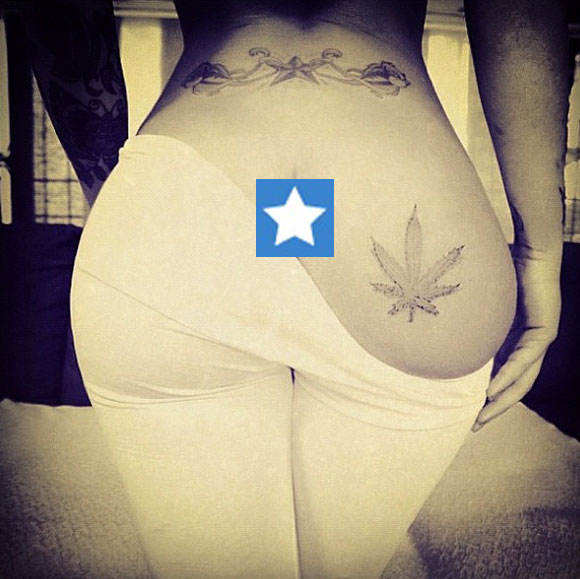 Rihanna - Une photo de fesses de femme nue avec un tatouage de feuille de cannabis