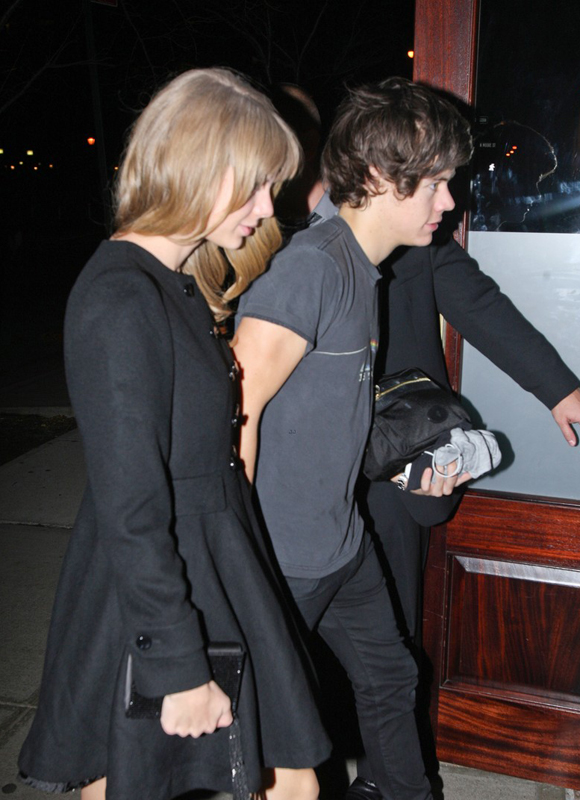 Taylor Swift et Harry Styles main dans la main devant l'hôtel de la chanteuse