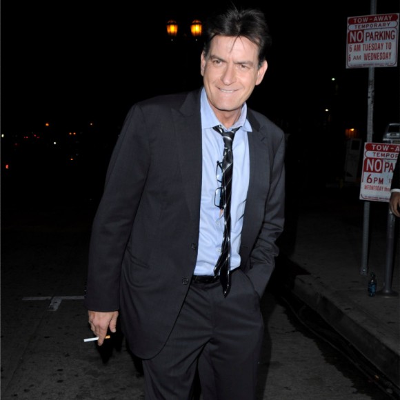 Charlie Sheen emménage avec une star du porno