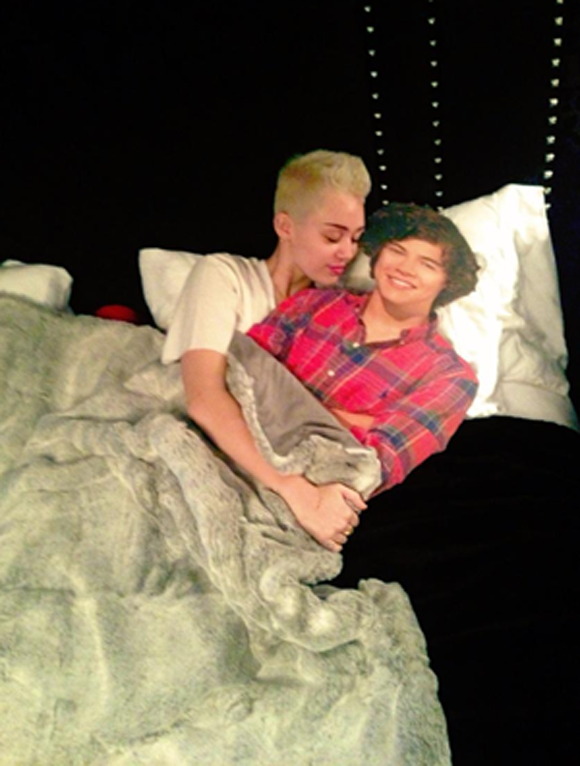 Miley Cyrus au lit avec Harry Styles de One Direction