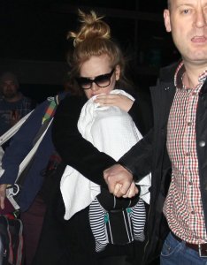 Adele à l'aéroport de Los Angeles avec son bébé